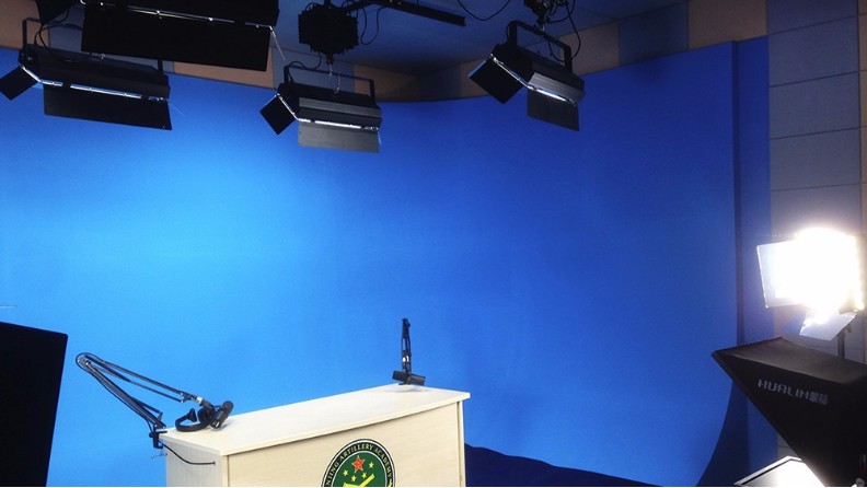 麥景龍陜西某學院多媒體室